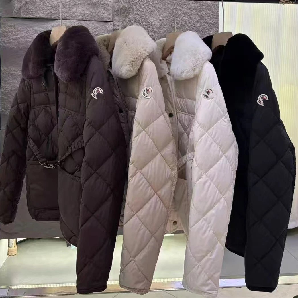 Moncler Logo Embroidered Otter Fur Collar 90% White Duck Down Diamond Quilted Down Jacket
