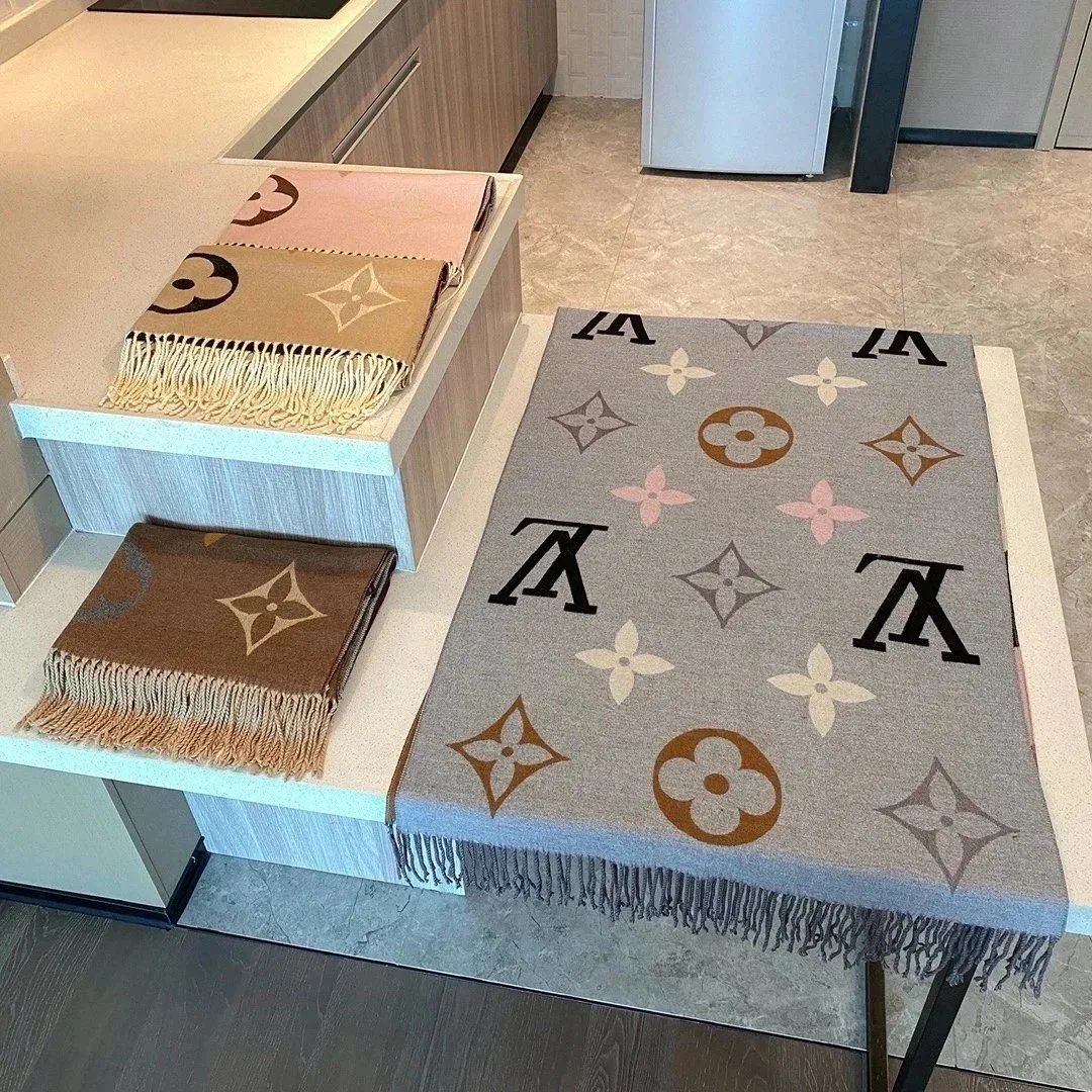 Autumn Winter Women Silk Essential Scarf Fashion Lady The Ultimate Scarf Shawl Scarf Lattice Letter Scarves Cold Reykjavik Scarf Wholesale Hot echarpe de f