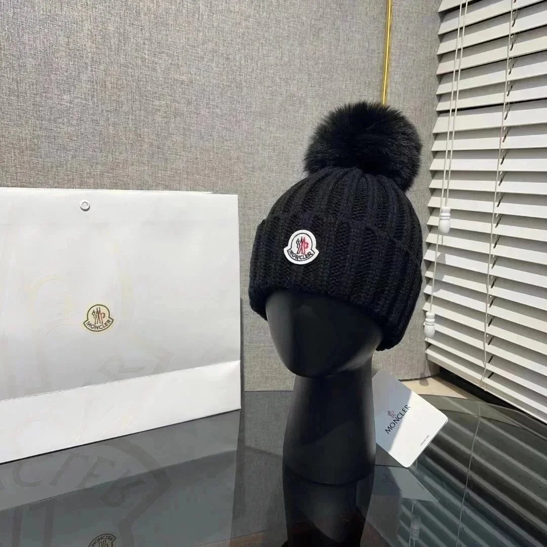 Moncler Black Hat Beanie With Pom Pom Made from Fox Fur free size GRENOBLE.