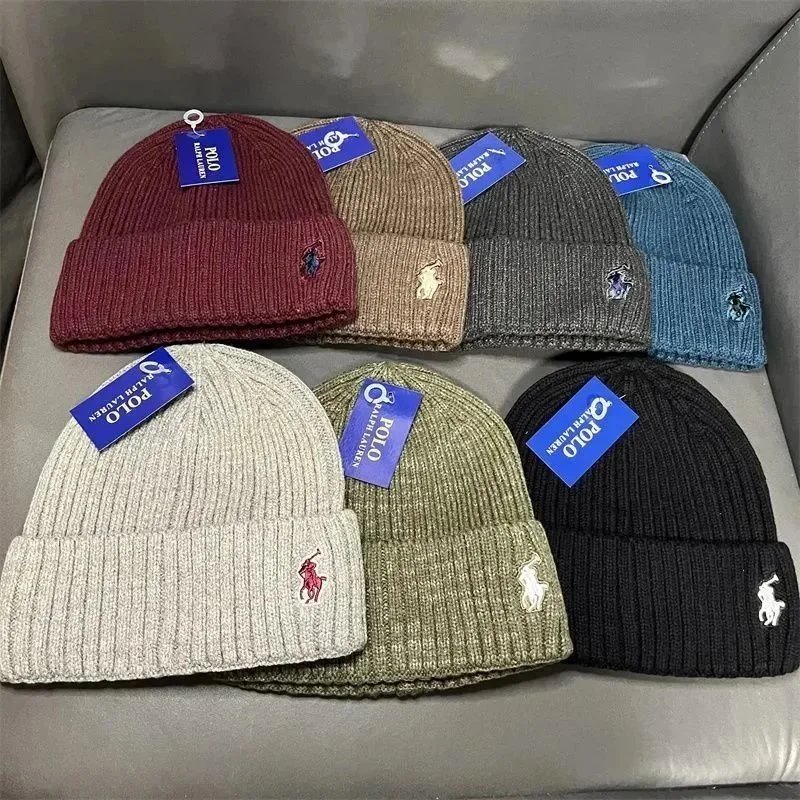 R horse knitted hat