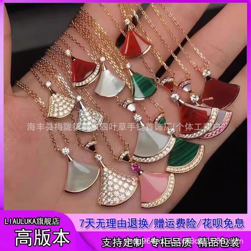 新款扇形小裙子项链女铜合金镀18K金轻奢白贝母锁骨链大扇子吊坠
