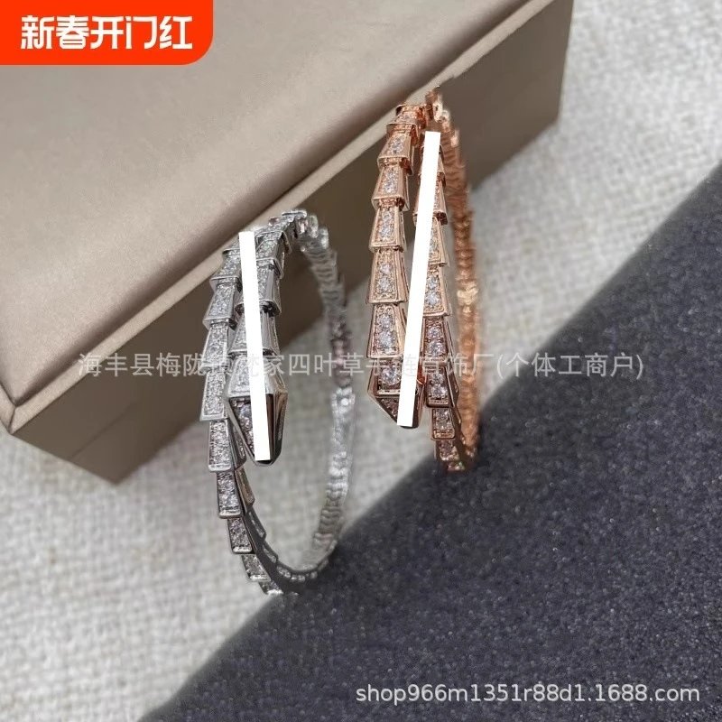 宝家新款轻奢蛇形手镯女镀18K贝母首尾满钻蛇骨手环情侣调节戒指