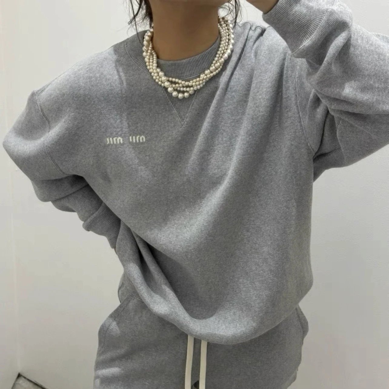 本MIU缪家灰色纯色简约圆领套头针织毛衣男女