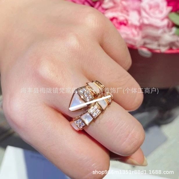 2025新款白贝母宝家蛇骨戒指女镀18k玫瑰v金蛇形指环网红同款直播