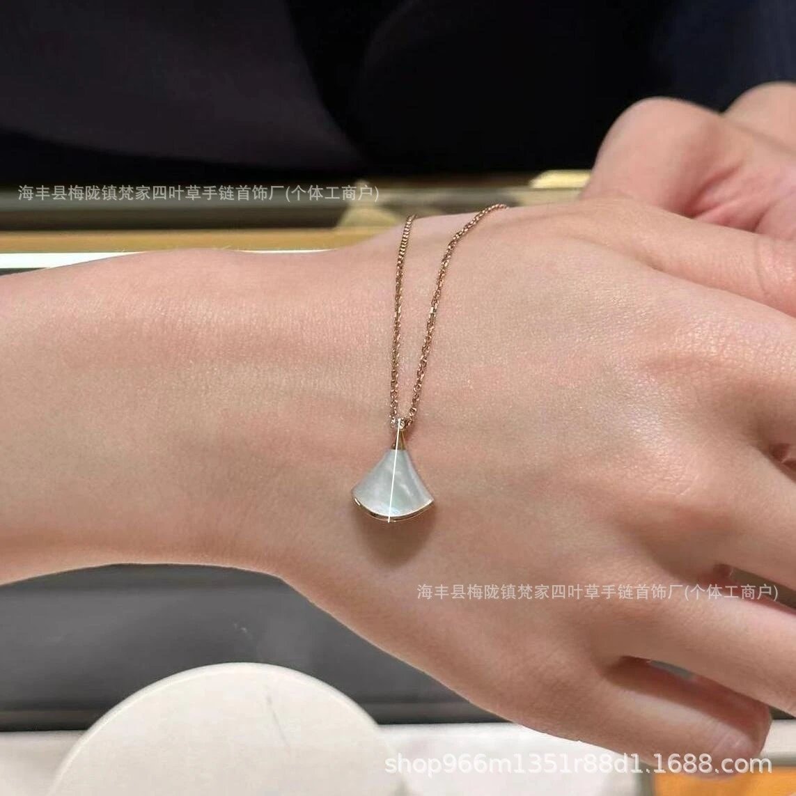 宝家小扇子项链女镀18K玫瑰v金扇形白贝母红玉髓莫桑钻裙子锁骨链