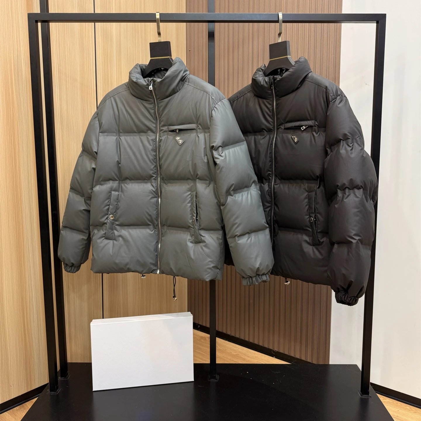 P家经典三角铁标拉链口袋90白鸭绒蓬松羽绒服外套
