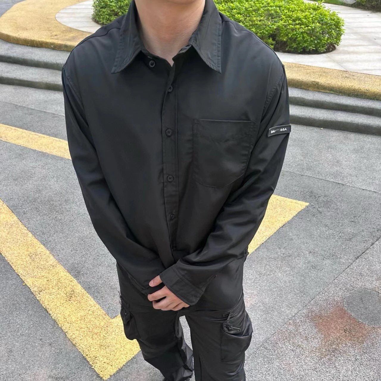 SS25早秋新款巴黎B家字母袖标黑色简约纯色衬衫男女