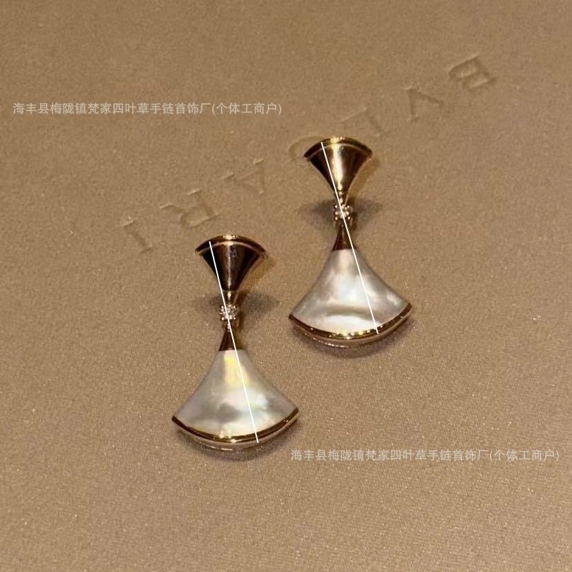 宝家时尚设计款镶嵌扇形贝母锆石小裙子造型耳钉设计高级耳饰